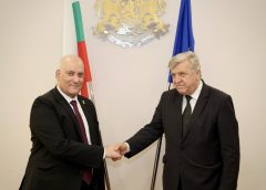 Заместник на NPC насърчава образованието за етническо единство в училище в Синдзян