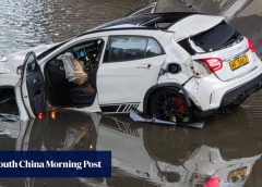 Изоставен Mercedes-Benz открит след катастрофа в канал в Хонконг