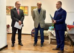 Кметът Пенчо Милков отличи художника Маньо Манев с почетен плакет за 80-годишнината му