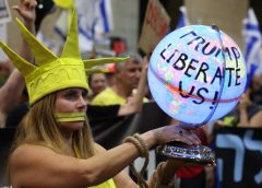 AI моделите от китайските DeepSeek, Alibaba и САЩ ласкаят потребителите твърде много, установява проучване AI моделите от китайските DeepSeek, Alibaba и САЩ ласкаят потребителите твърде много, установява проучване