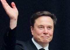 Камили се разхождат през снега в планините Хелан в Нинся