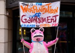 Американски съдия поставя под въпрос валидността на обвинението срещу бившия шеф на ФБР Коми