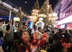 Тълпи от хора на Бъдни вечер се събират в Хонконг, но празничната атмосфера е „по-приглушена“