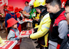 Pizza Hut China дебютира младежка доброволческа програма „малка червена шапка“ в Пекин