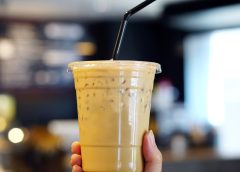 Франция отменя забраната за пластмасови чаши с четири години, на фона на натиска на индустрията и зелената реакция