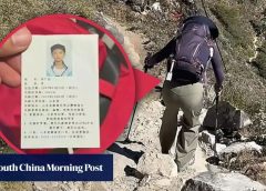 Китайски турист използва етикети на дрехи, за да помага в търсенето