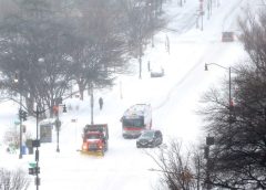 Близо милион американски домакинства без електричество в силна зимна буря