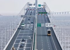 Хонконг отлага плана за трансгранични такси, което бележи втори обратен завой в политиката за един ден