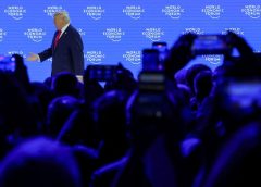 Огромни опашки, смях и задъхвания, докато Тръмп говори в Давос