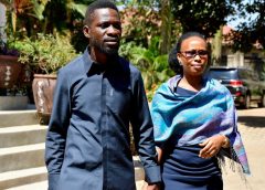 Съпругата на лидера на опозицията в Уганда Боби Уайн е хоспитализирана, след като войници нахлуха в дома