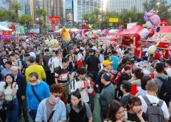 Задръстване на трафика в централен Хонконг, тъй като тълпи се тълпят в последния ден от панаира на Лунната Нова година