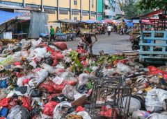 Столицата на Индонезия тъне в отпадъци: „Миризмата е ужасна“