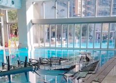 Голяма част от тавана се спуска във вътрешния басейн на имението в Хонконг