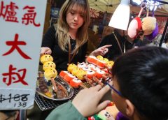 Играчките с рибено топче къри станаха хит, докато носталгията по Хонконг блести на панаира за Лунната Нова година