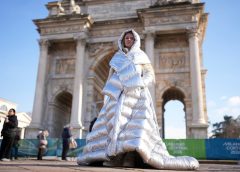 Носителят на олимпийския знак на Украйна беше рускиня, рискуваща безопасността си в мълчалив протест