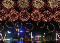 Как Хонг Конг галопира към просперитет със спектакъла с фойерверки по случай Лунната Нова година