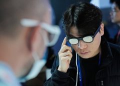 Очилата с изкуствен интелект отбелязват бурни продажби по време на Пролетния фестивал в Китай