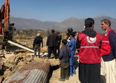 11 войници и 1 дете са убити в Пакистан, след като натоварено с експлозив превозно средство връхлетя охранителен пост