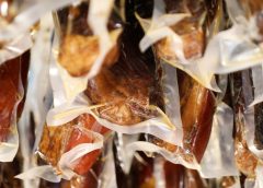 Пушено с кипарис свинско месо се реди в магазините в Гуейджоу за Пролетния фестивал