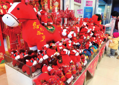 Ръчно изработеното пони от мека керамика се превръща в интернет сензация; галоп на продажбите