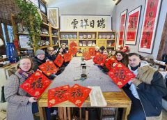 Международните посетители се наслаждават на „много китайско време“ в новогодишното пътуване, пазаруване