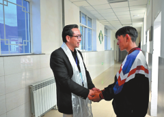 Слънцето изгрява над средно училище на плато