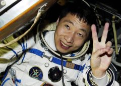 Първият човек на Китай в космоса Ян Лиуей официално се оттегля от активна служба