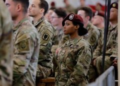 Тръмп приветства американското оръжие „дескомбобулатор“, докато се среща с военни части на Мадуро