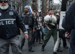 Нюйоркската полиция съобщи, че устройство, хвърлено близо до антиислямски протест, е самоделна експлозива