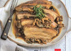 Задушено свинско шкембе със консервирани зеленчуци