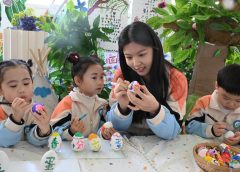 Детската градина в Кингдао празнува пролетното равноденствие с традиция за балансиране на яйца