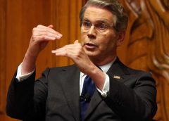 Глобалните мита от 15% на Тръмп вероятно ще започнат тази седмица, каза шефът на Министерството на финансите на САЩ