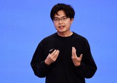 Китайският лидер Li Qiang настоява за по-бързо индустриално приемане на AI на среща с основателя на Moonshot AI