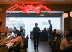 Приходите от ресторанти в Хонконг спадат през Великденската ваканция, тъй като заминаващите са повече от пристигащите