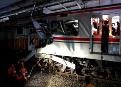4 убити и десетки ранени при влакова катастрофа край Джакарта