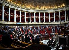 Иран позволява на двама френски бивши затворници да напуснат страната