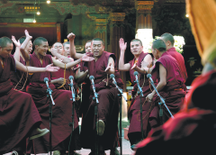 13 тибетски монаси преминават дебатен изпит, за да получат диплома