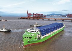 Най-големият в света интелигентен контейнеровоз отплава