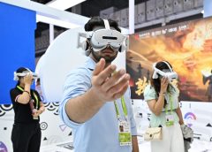 Отделяне? Не, дълбокото свързване е това, което видях в ослепителните изложбени зали