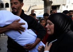 Палестинците погребват бременна жена и 2 от децата й, убити при израелските атаки срещу Газа