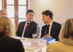 Лидерът на Хонконг Джон Лий и представители на ЕС се срещат, за да обсъдят търговията и сътрудничеството