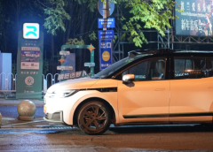 Проблемът с Apollo Go Robotaxi в китайския Ухан предизвиква големи закъснения в трафика, поражда опасения за безопасността · TechNode