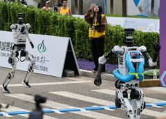 Хуманоидни роботи преодоляха 1-часовата бариера в полумаратон, бързо намалявайки разликата с хората