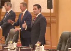 Докато Тръмп обновява Белия дом, Рубио лежи на пода до луксозния таван на залата в Пекин
