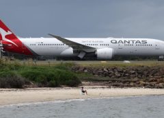 Полетът на Qantas Мелбърн-САЩ беше отклонен, след като мъж ухапа член на екипажа