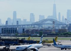 Боинг 767 на United Airlines се удря в осветителен стълб, камион, докато каца в Нюарк